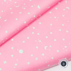 Diagonal gefaltete Stoffkante zeigt das Space-Sprinkles-Muster in Piglet in Nahaufnahme