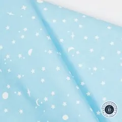 Diagonal gefaltete Stoffkante zeigt das Space-Sprinkles-Muster in Waterfall in Nahaufnahme