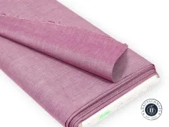 Nahaufnahme der Chambray-Webstruktur in Plum mit feiner changierender Fadenoptik.
