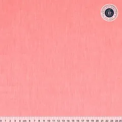 Nahaufnahme der Chambray-Webstruktur in Coral mit feiner changierender Fadenoptik.