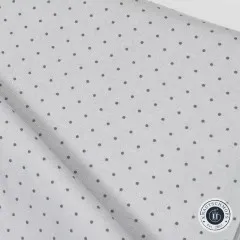 Diagonale Nahaufnahme des Punkte-Musters „Tiny Dots" in Fog mit sichtbarer Webstruktur.