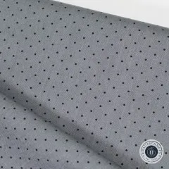 Diagonale Nahaufnahme des Punkte-Musters „Tiny Dots" in Shadow mit sichtbarer Webstruktur.