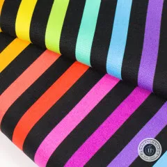 Diagonale Nahaufnahme des Streifenmusters „Disco Stripe" auf Carbon-Grund mit sichtbarer Webstruktur.
