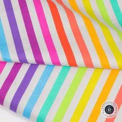 Diagonale Nahaufnahme des Streifenmusters „Disco Stripe" auf Whisper-Grund mit sichtbarer Webstruktur.
