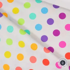 Diagonale Nahaufnahme des Punkte-Musters „Disco Poms" auf Whisper-Grund mit sichtbarer Webstruktur.