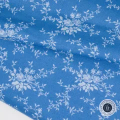 Nahaufnahme des gefalteten Stoffes mit Rosenranken-Muster im Schrägwinkel
