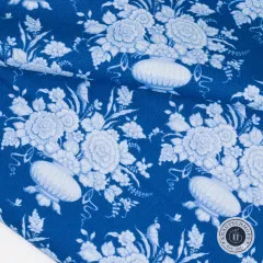 Nahaufnahme des gefalteten Stoffes mit Blumenvasen-Motiv im Schrägwinkel