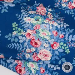 Nahaufnahme des gefalteten Stoffes mit Blumenbouquet im Schrägwinkel