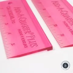 Makroaufnahme der aneinandergelegten Linealkanten mit Prägeschrift und Zoll-Markierungen.