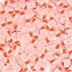 Dicht verstreute rosa Weblabels mit Cupcake-Motiv und Kerze in Nahaufnahme.