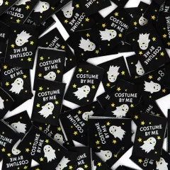 Dicht verstreute schwarze Weblabels mit goldglitzerndem Geist-Motiv und Sternen in Nahaufnahme.