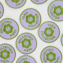 Nahaufnahme mehrerer Yarn-Collector-Patches dicht nebeneinander verstreut.