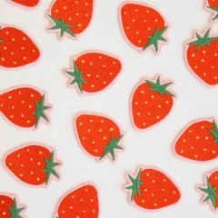 Nahaufnahme mehrerer Erdbeer-Patches dicht nebeneinander verstreut.