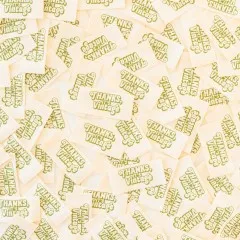 Dicht verstreute cremefarbene Weblabels mit dem Schriftzug "Thanks, It's Vintage" in Nahaufnahme.