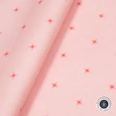 Diagonale Nahaufnahme der gefalteten Stoffstruktur mit Sternmotiven