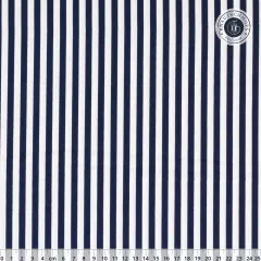 Nahaufnahme des Riley-Blake-Streifenstoffs in Navy mit Zentimeter-Maßband zur Veranschaulichung der Streifenbreite.