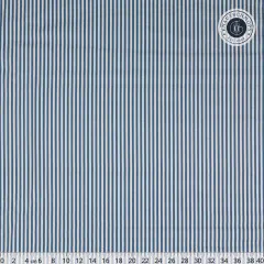 Nahaufnahme des Streifenstoffs in Coastalblue mit Zoll-Maßband am unteren Bildrand.