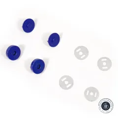 Nahaufnahme der blauen Druckknopf-Hälften mit sichtbaren Metallstiften auf der Rückseite, daneben vier gelochte Unterlegscheiben.