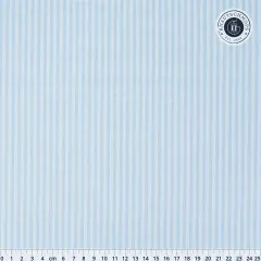 Nahaufnahme des hellblauen Tonal-Stripe-Streifenstoffs in Boyblue mit Zentimeter-Maßstab