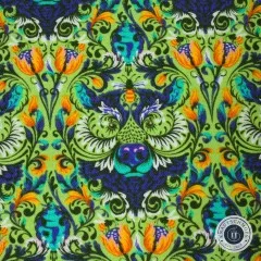Detailausschnitt des Musters mit Bärenkopf, Tulpen und Biene in Grün-, Blau- und Orangetönen.