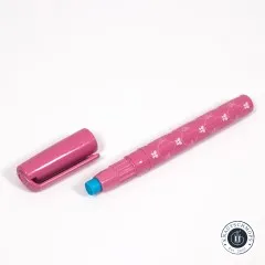 Nahaufnahme der blauen Klebestiftspitze neben der pinken Kappe des Sewline Kleberstifts