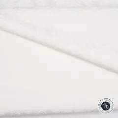 Diagonal gefaltete Stoffkante zeigt das feine Ghost-Bunny-Muster in Nahaufnahme