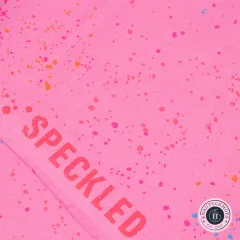 Nahaufnahme der Webkante des pinken Speckled Canvas mit Schriftzug und Farbspritzern