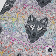 Nahaufnahme des gezeichneten Wolfskopfs mit floralem Rahmen und bunten Blattranken.