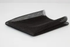 Der schwarze Netzstoff einmal gefaltet, ohne Verpackung, zeigt Struktur und Fall des Materials.