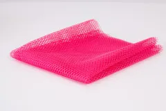 Detailaufnahme des pinkfarbenen Netzstoffs an der Verpackungsecke mit Zip-Verschluss.