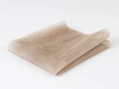 Detailaufnahme der Netzstruktur von ByAnnie's Lightweight Mesh in Natural in der Verpackungsecke.