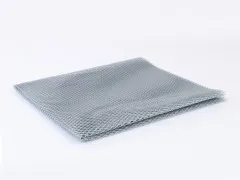 Detailaufnahme der Netzstruktur von ByAnnie's Lightweight Mesh in Pewter in der Verpackungsecke.
