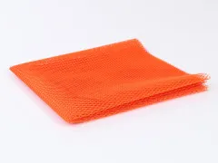 Detailaufnahme der Netzstruktur von ByAnnie's Lightweight Mesh in Pumpkin in der Verpackungsecke.
