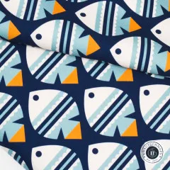 Nahaufnahme des Canvas mit gestreiften Fischen in Creme und Hellblau auf dunkelblauem Grund, leicht gefaltet