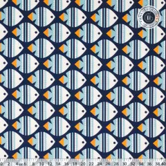 Stoffausschnitt mit Fischmuster in Creme, Hellblau und Orange auf Marineblau mit Zentimetermaß am Rand