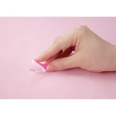 Hand öffnet eine pinke Wonder Pin, die Nadelspitze steckt bereits im Stoff