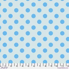 Original-Musterfoto von FreeSpirit Fabrics mit Zoll-Maßstab: Baumwollstoff „Pom Pom“ in Aura, blaue Punkte auf Hellblau.