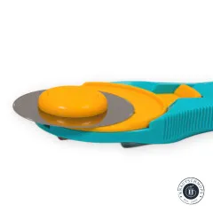 Nahaufnahme der 45-mm-Rundklinge des OLFA Rollschneiders mit gelber Mutter und Aqua-Gehäuse