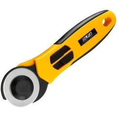 OLFA Rollschneider Comfort Grip in gelb-schwarz mit sichtbarer 45 mm Rundklinge, schräge Ansicht