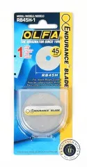 Vorderseite der OLFA Blisterpackung RB45H-1 mit 45-mm-Rollschneiderklinge in Schutzbox