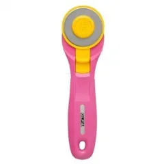 Pinker OLFA Rollschneider mit gelbem Klingenschutz und 45 mm Rundklinge, Seitenansicht