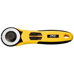 Seitenansicht des OLFA Rollschneiders RTY-2/NS mit ergonomischem Griff und 45 mm Klinge