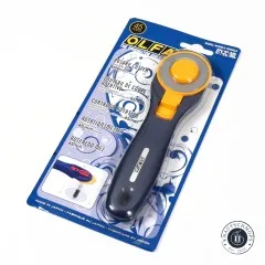 OLFA Rollschneider RTY-2C/NBL 45mm in Blisterverpackung mit mehrsprachiger Produktbeschreibung