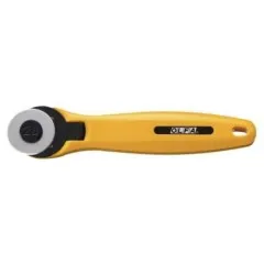 Gelber OLFA Rollschneider mit 28 mm Rundklinge und ergonomischem Griff in Seitenansicht