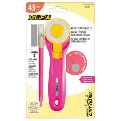 Nahaufnahme des OLFA Splash Quick-Change Rollschneider-Sets 45mm in Pink mit Bastelmesser in der Verpackung.