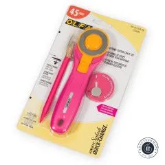 OLFA Splash Quick-Change Rollschneider-Set 45mm in Pink mit Bastelmesser und Ersatzklingen in der Originalverpackung, schräge Ansicht.