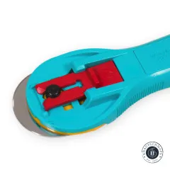Unterseite des OLFA Rollschneiders in Aqua mit rotem Klingenschutz und Quick-Change-Verschluss