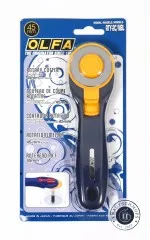 Verpackung des OLFA Rollschneiders RTY-2C/NBL mit Nahaufnahme des Klingenmechanismus