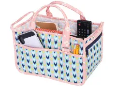 Organizer in pastellfarbenem Chevron-Muster mit Smartphone, Fernbedienung und Bleistiften.