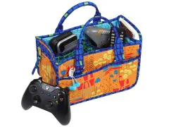 Organizer in orange-blauem Retro-Muster, gefüllt mit TV-Fernbedienungen, Kopfhörern und Xbox-Controller.